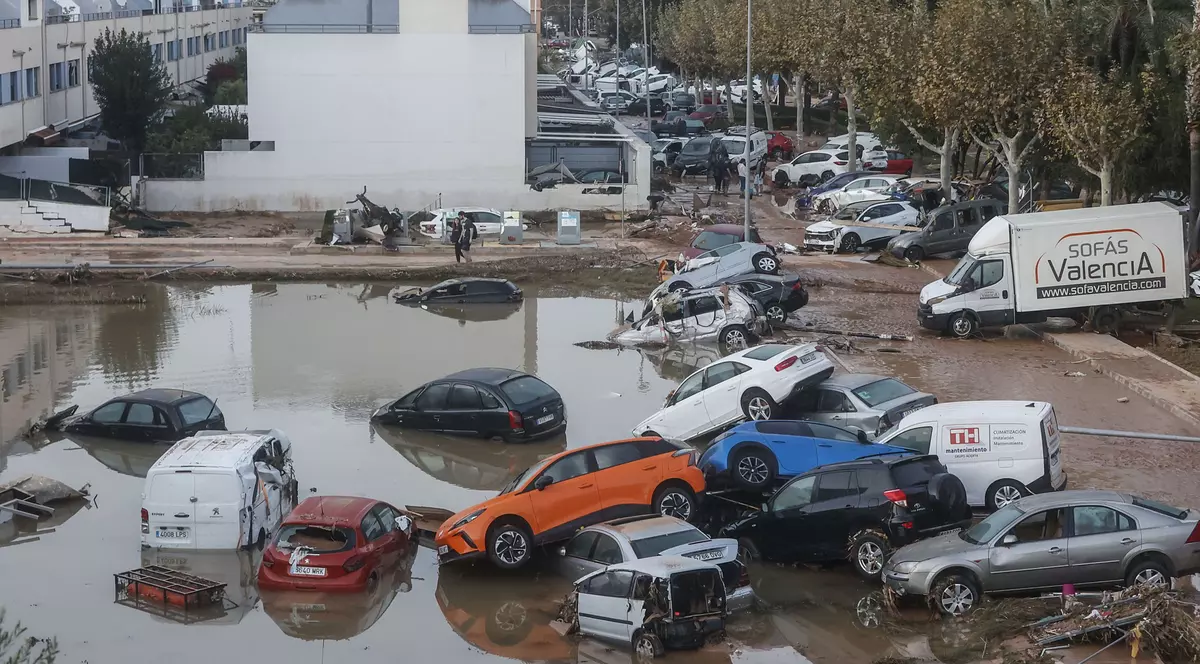 Mașini luate de viitură în Spania