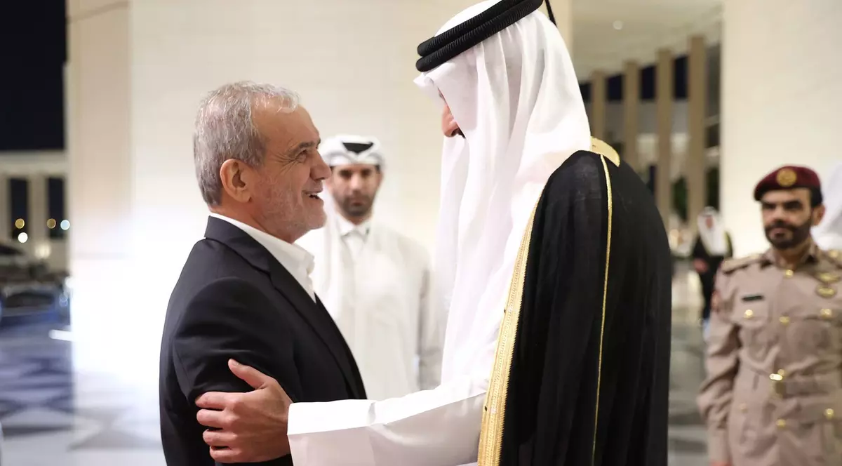 Masoud Pezeshkian în timpul unei discuții cu șeicul Mohammed bin Abdulrahman bin Jassim Al Thani Foto: Profimedia