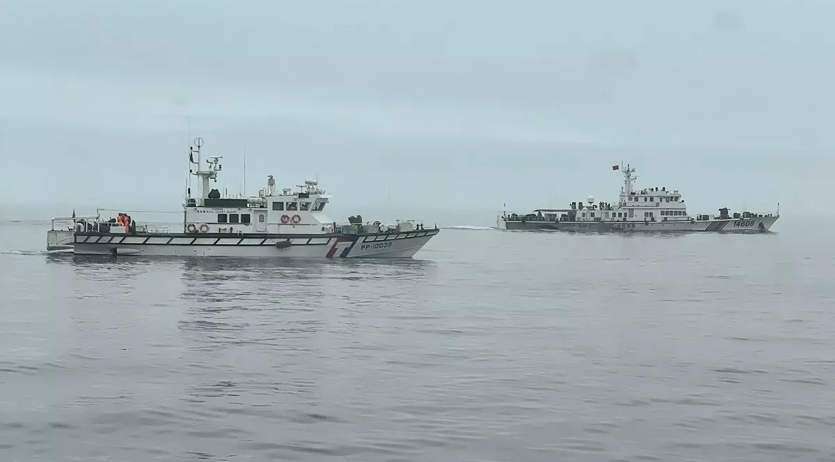 Navă a pazei de coastă din Taiwan (stânga) care monitorizează o navă a pazei de coastă chineze (dreapta) în apropierea insulei Wuqiu