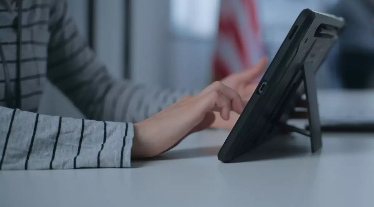 Cum poți lucra ca operator de calculator la alegerile prezidenţiale şi parlamentare din 2024 - Imagine cu o persoană care lucrează pe o tabletă.