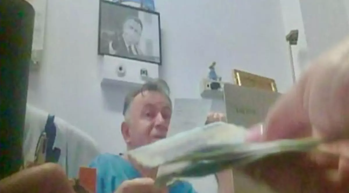Imagini cu banii puși de un pacient pe biroul lui Nelu Tătaru, despre care procurorii susțin că sunt șpagă luată de fostul ministru al sănătății