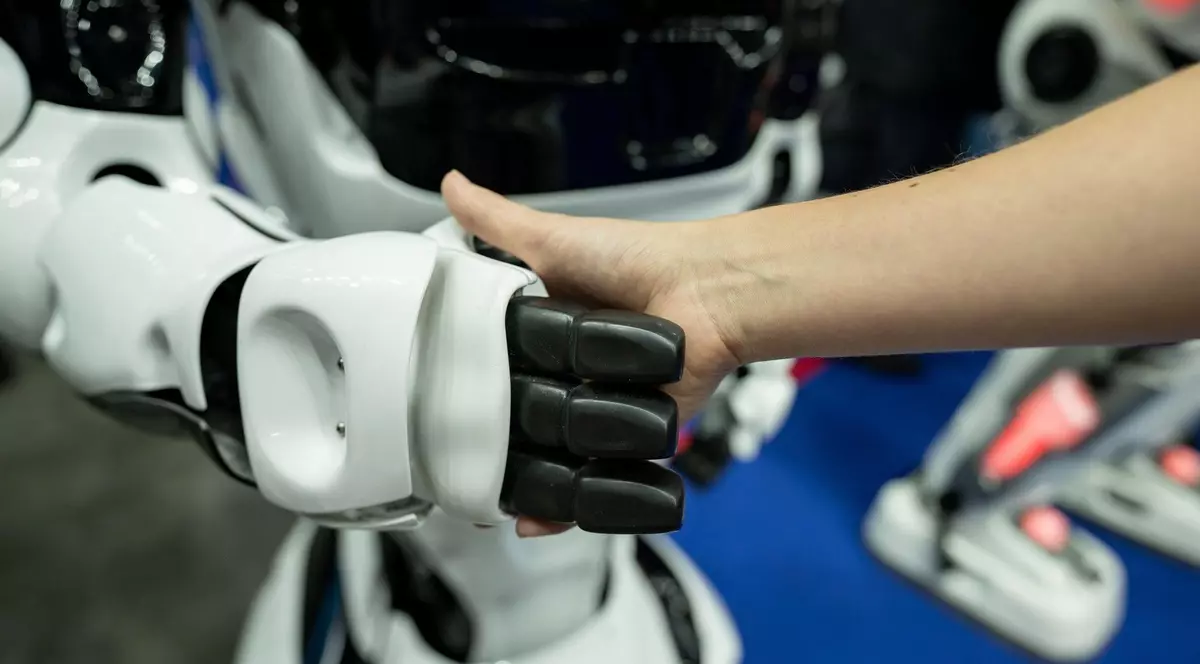 Mai mult de jumătate dintre români își doresc produse cu inteligență artificială | STUDIU