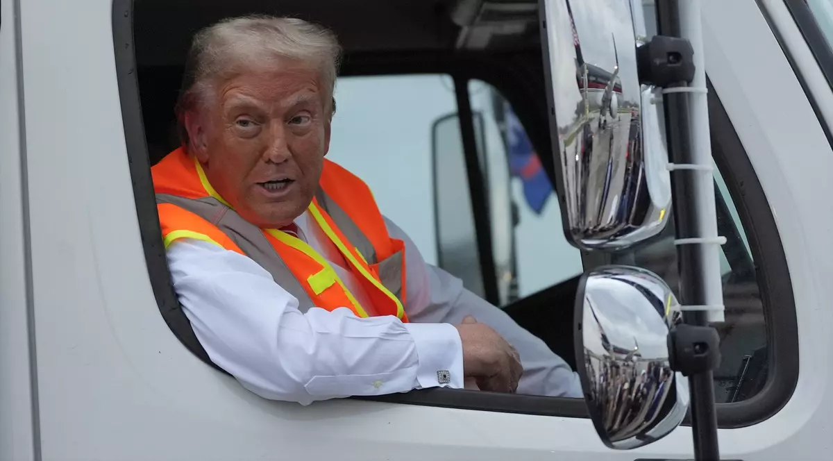 Donald Trump a condus o masina de gunoi Sursă: Profimedia