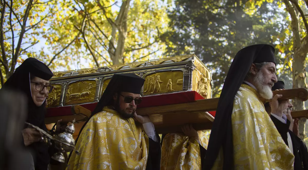 Programul pelerinajului la Sfântul Cuvios Dimitrie cel Nou 2024 - Imagine din timpul pelerinajului la Sfântul Cuvios Dimitrie cel nou, în anul 2022 - Preoti si enoriasi participa la procesiunea 'Calea Sfintilor' cu Sfintele Moaste ale Sfantului Cuvios Dimitrie cel Nou, Ocrotitorul Bucurestilor.