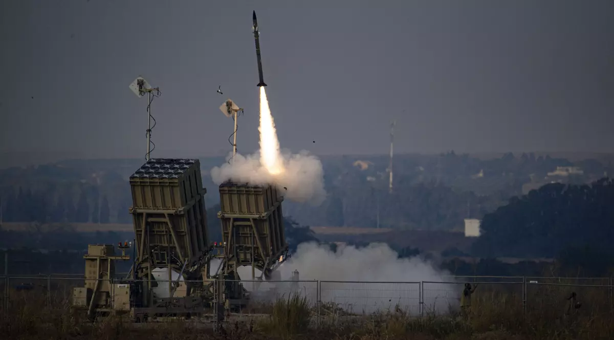 Sistemul Iron Dome în timp ce interceptează rachete lansate din Gaza Foto: Hepta