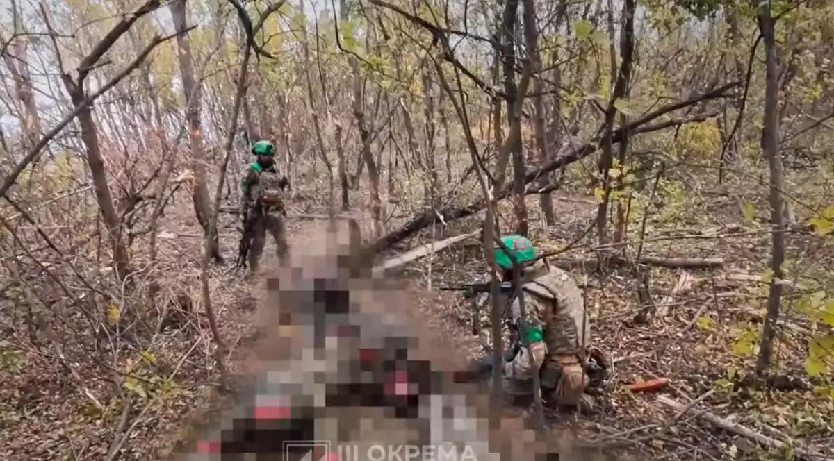 „E rus, dar mi-e milă de el!” Soldații ucraineni s-au filmat în timp ce cucereau tranșeele armatei ruse, ascunse într-o pădure | VIDEO