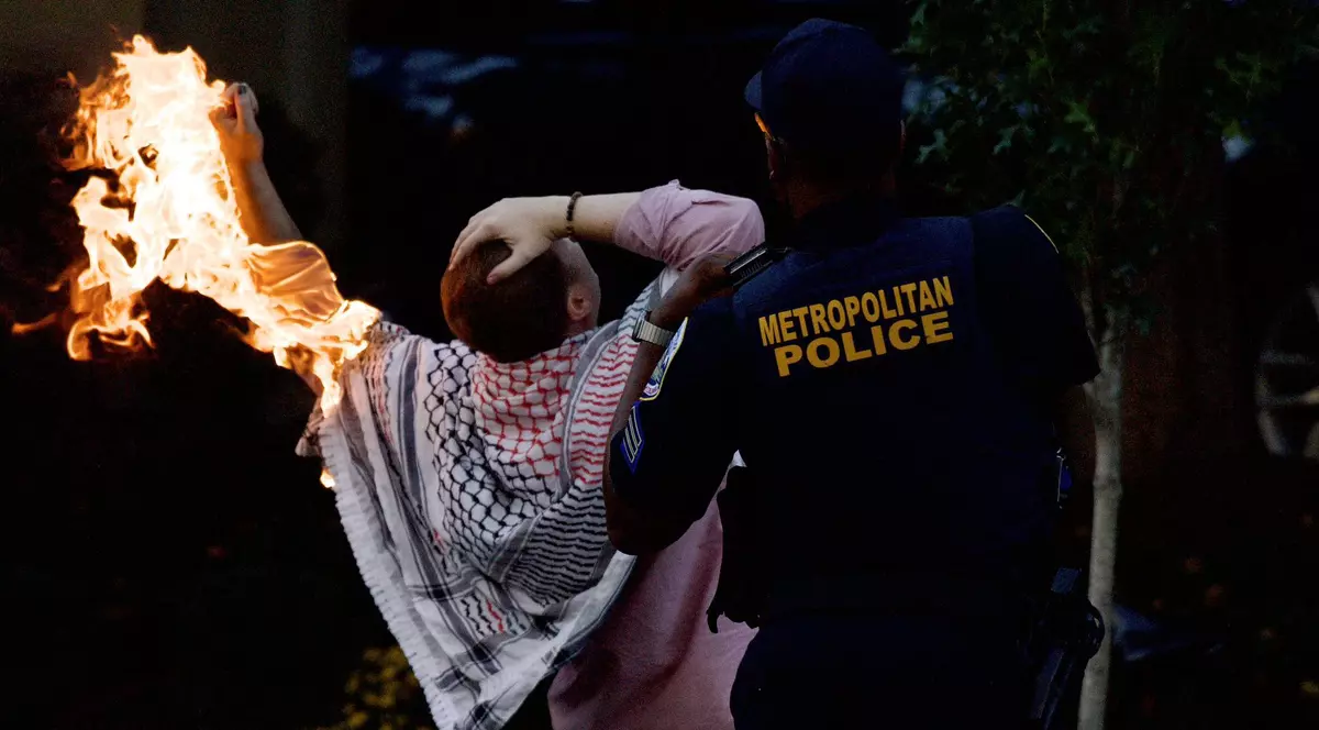 Un protestatar și-a dat foc în fața Casei Albe, în timpul unei manifestații pro-palestiniene | VIDEO