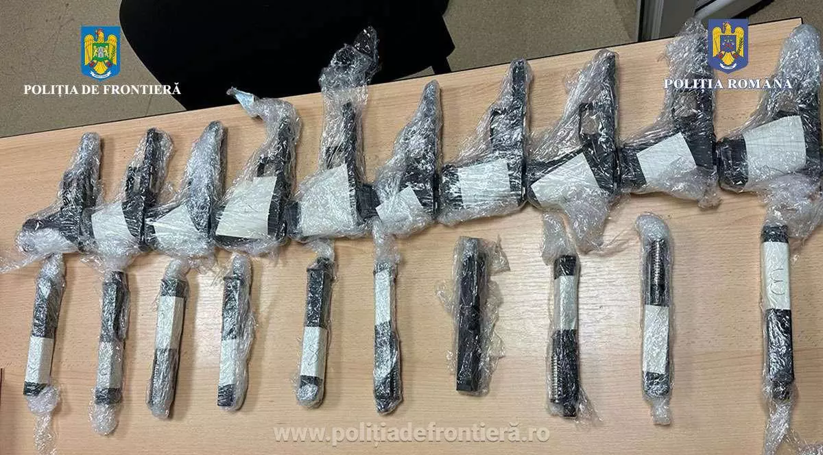 Șofer de TIR, prins cu 10 pistoale în patul din cabină, la intrarea în România prin vama Calafat