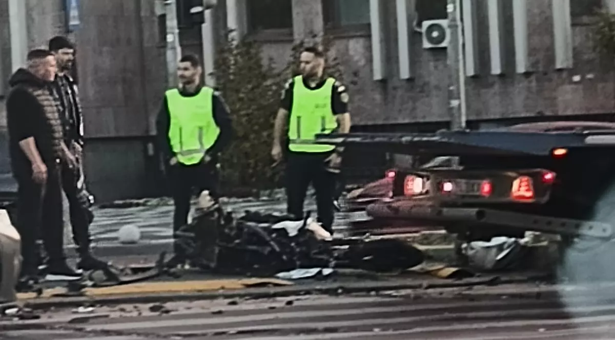 Imagine surprinsă la locul unui accident din Galați, unde un motociclist a fost spulberat de o mașină.