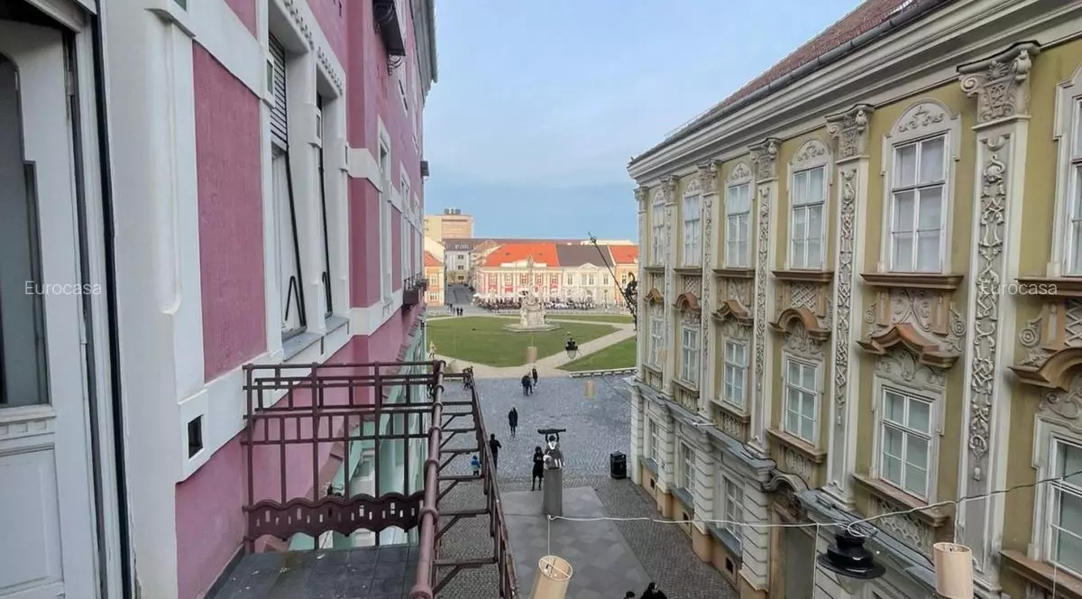 Cât costă un apartament în cea mai fotografiată clădire din centrul Timișoarei? FOTO