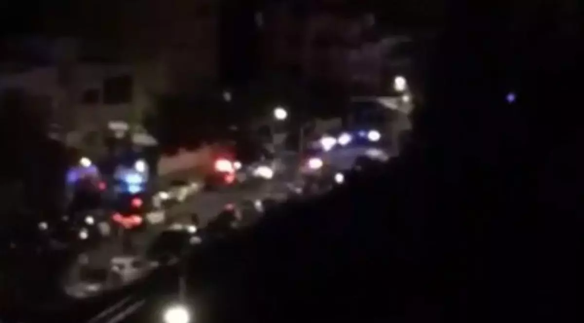 Mai multe mașini de poliție sunt în fața ambasadei Israelului din Iordania