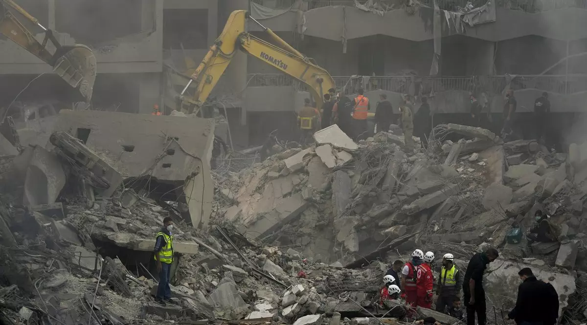 Echipele de salvare și oamenii caută victime la locul unui atac aerian israelian care a lovit centrul Beirutului, Liban, sâmbătă, 23 noiembrie 2024