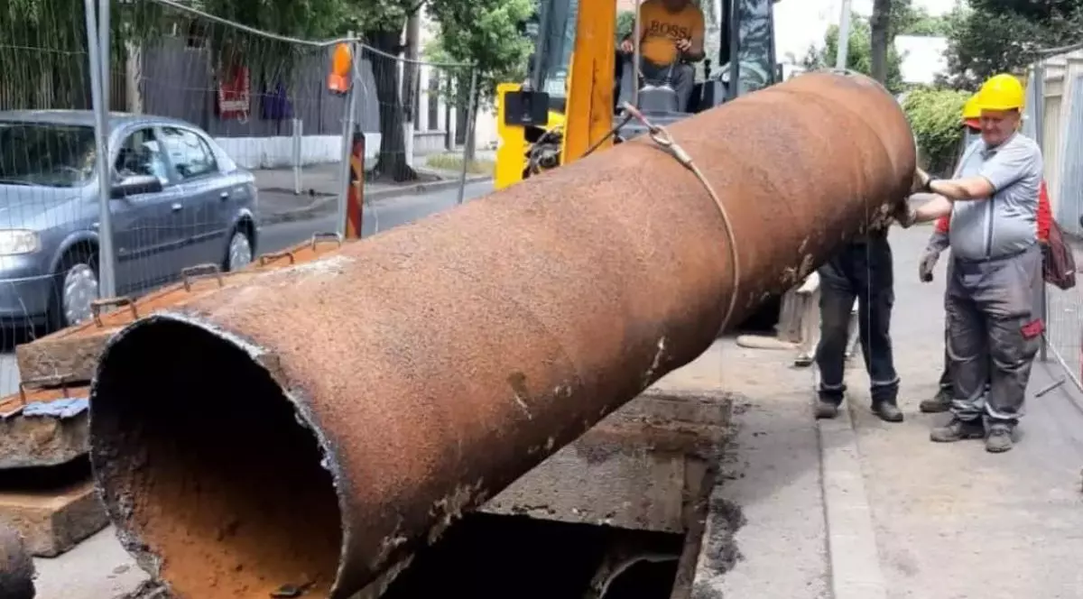 Muncitorii lucrează pentru a rezolva o avarie