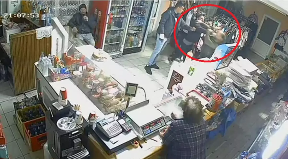 Bărbat bătut într-un magazin