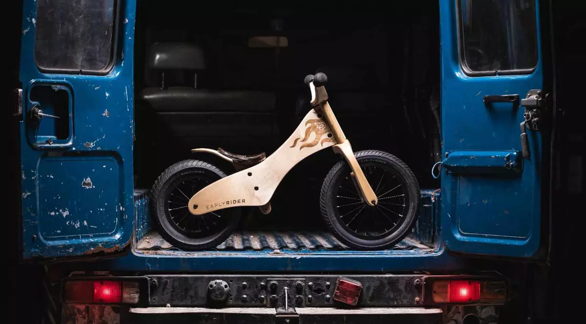 Bicicleta de lemn fără pedale - darul perfect pentru un copil de câțiva anișori, în luna cadourilor