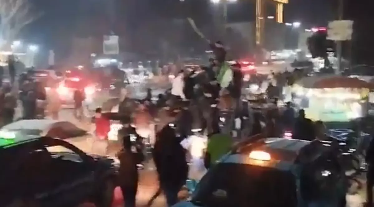 Bucurie în centrul orașului Alep după intrarea rebelilor Captură X