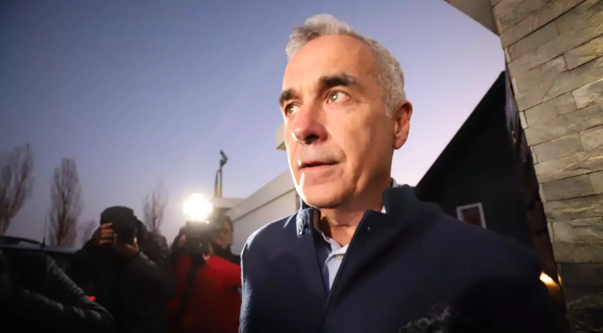 Călin Georgescu in fata sediului de campanie din Izvorani