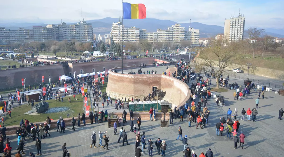 Un drapel tricolor flutură în cetatea Alba Carolina din Alba, de Ziua Națională a României
