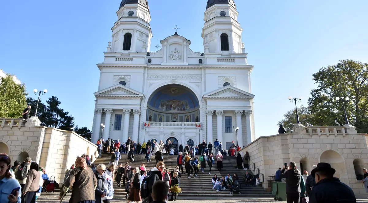 Mii de credinciosi stau la rand pentru a se ruga la moastele Sfintei Parascheva in timpul pelerinajului anual de la Catedrala Mitropolitana din Iasi
