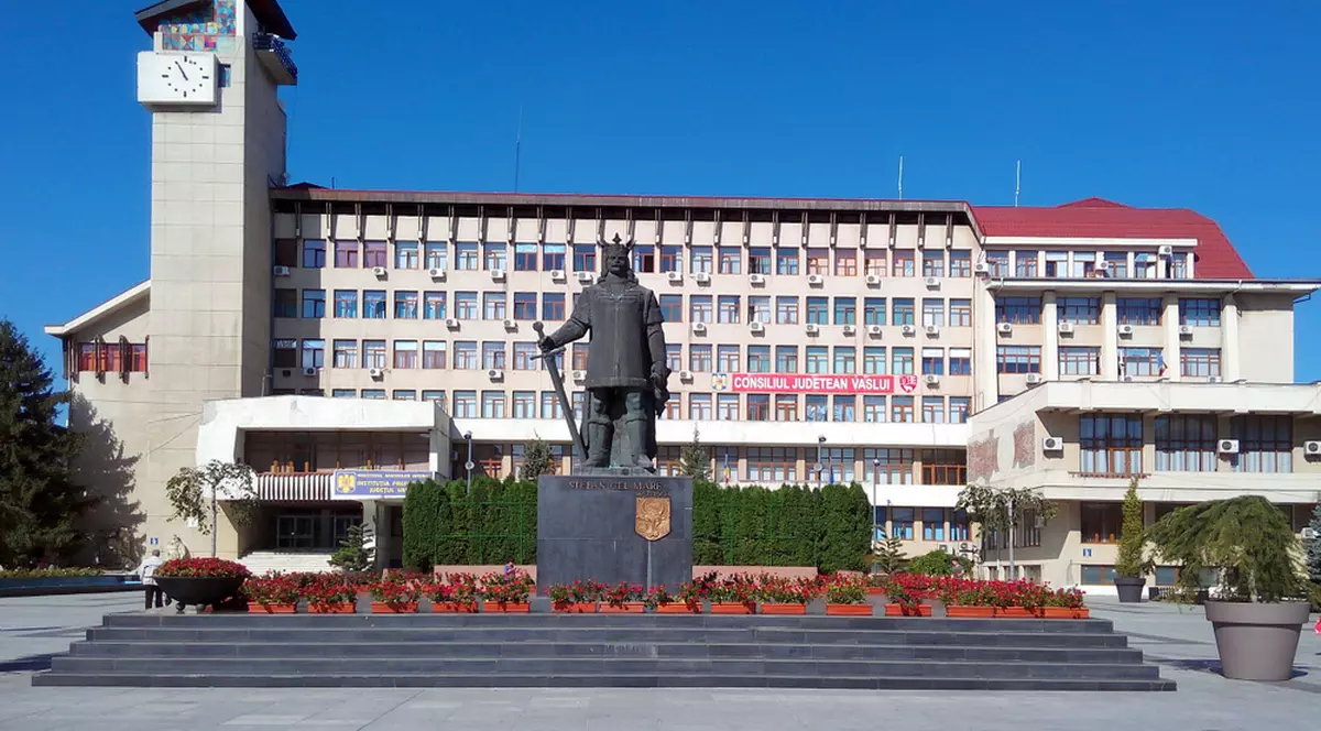 Candidați județul Vaslui alegeri parlamentare 2024 - Imagine cu Statuia lui Ştefan cel Mare din faţa Palatului Administrativ din Vaslui