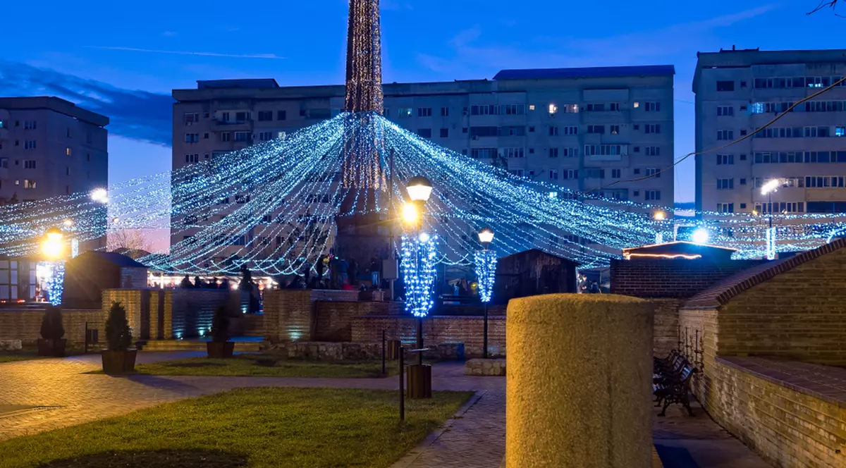 Candidați județul Vrancea alegeri parlamentare 2024 - Imagine cu decoraţiuni de Crăciun în piaţa centrală din Focşani, Vrancea