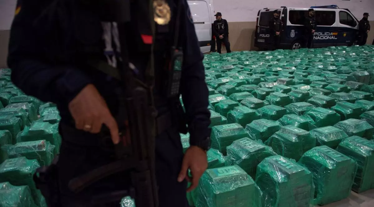 Poliția păzește pachetele de cocaină găsite într-un container din Ecuador