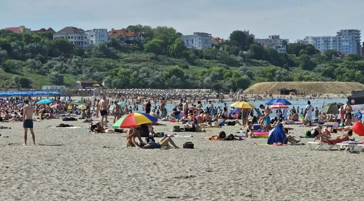 Plaja cu oameni care stau la soare