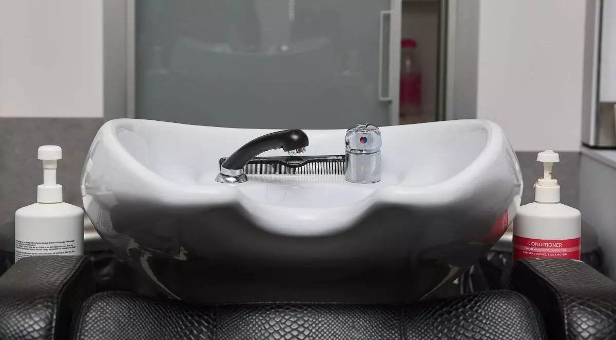Chiuvetă dintr-un salon de înfrumusețare