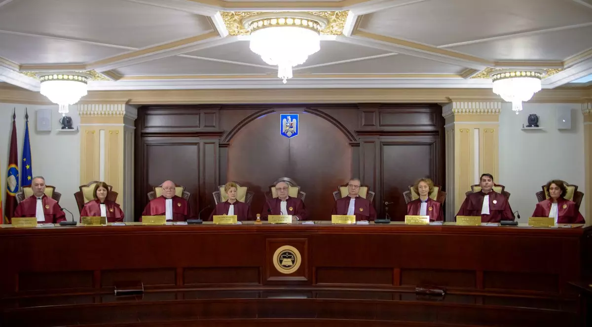 Cine sunt judecătorii CCR care au decis renumărarea voturilor din primul tur al alegerilor prezidențiale