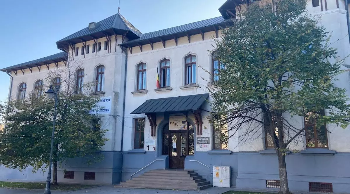 Elevii unui liceu din Constanța vor face cursuri în containere, în curtea instituției