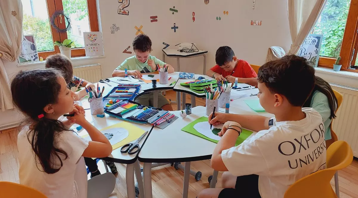Descoperă școala care îmbină armonios elemente din pedagogia pozitivă în curriculumul național, unde copiii învață cu drag și fără presiune!