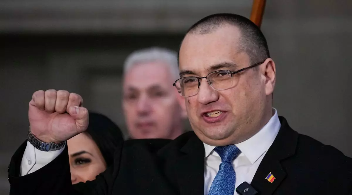 Cristian Terhes sustine declaratii de presa dupa ce si-a depus candidatura pentru alegerile prezidentiale din luna mai, in fata sediului Biroului Electoral Central in Bucuresti, joi, 13 martie 2025