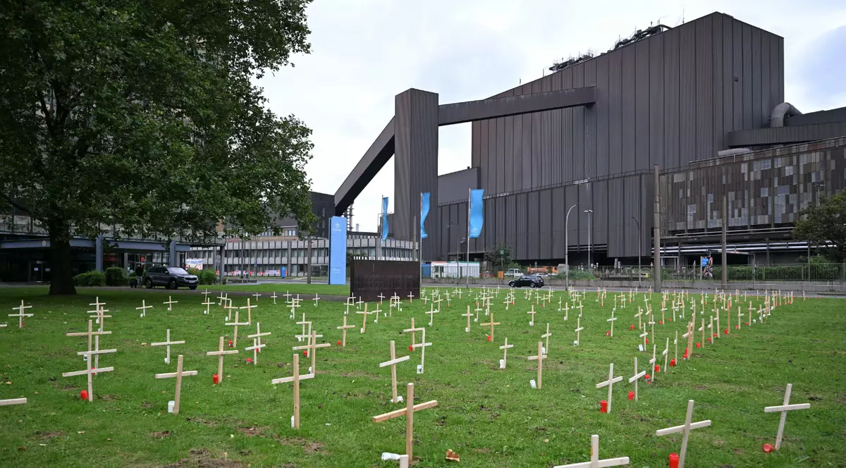 Cruci plasate de angajații conglomeratului industrial german ThyssenKrupp Steel în fața sediului companiei, din Duisburg