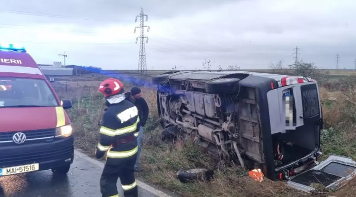 Microbuz răsturnat în Constanța Sursă: ISU Dobrogea