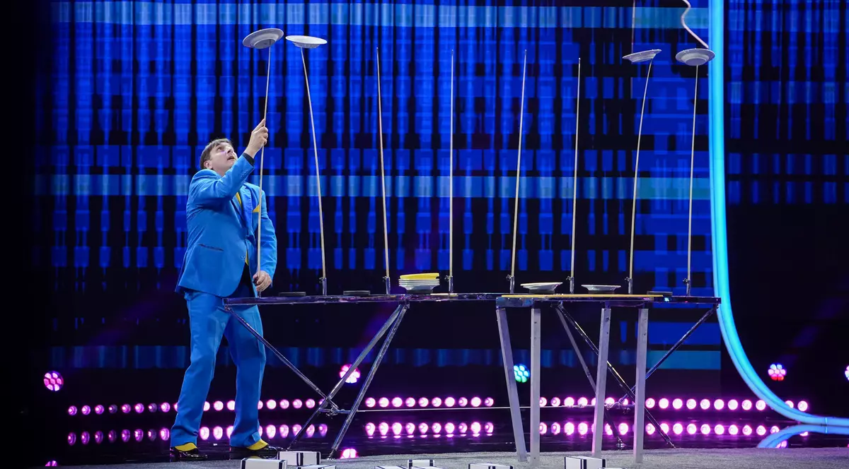 David Burlet, un artist francez de comedie, face spectacol pe scena iUmor, în ediția următoare. Jurații au rămas mască