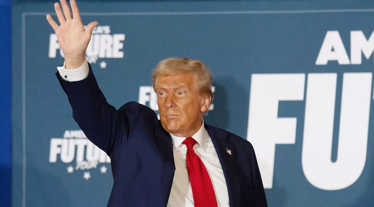 Donald Trump ridică mâna în cadrul unei conferințe