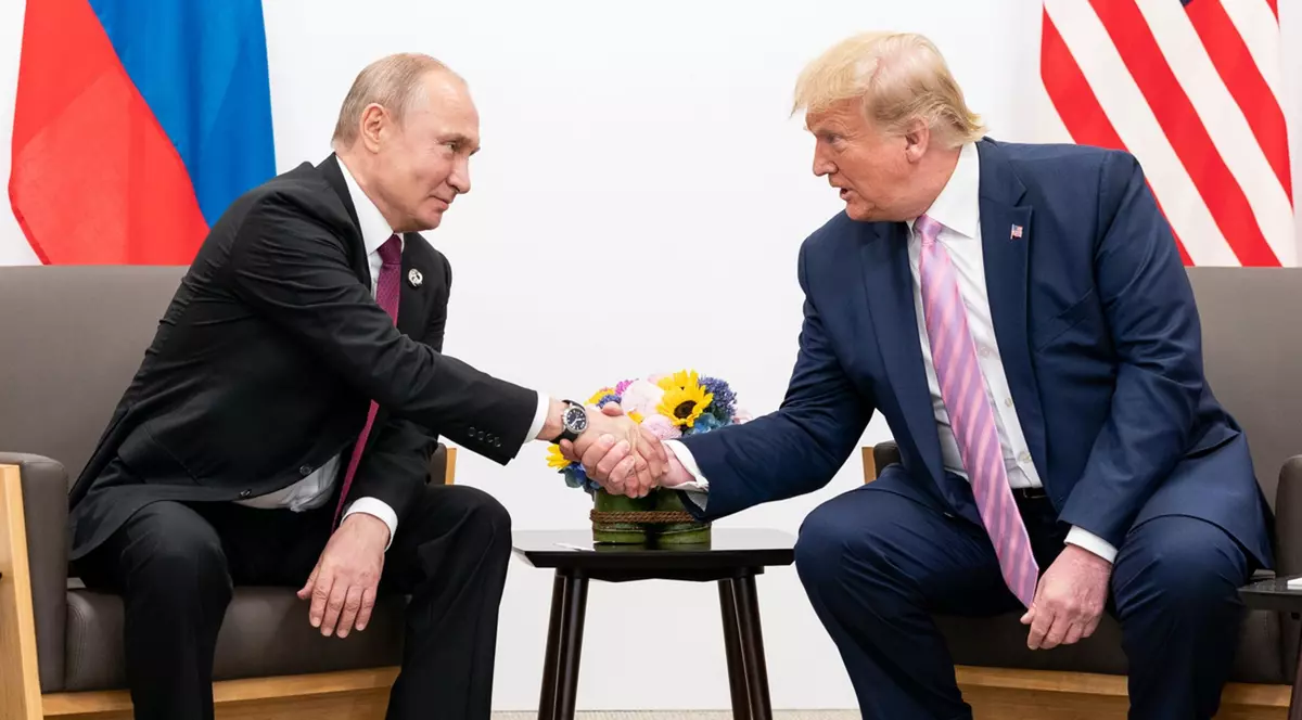 Donald Trump dă mâna cu Vladimir Putin în timpul întâlnirii lor, în marja summitului G20.