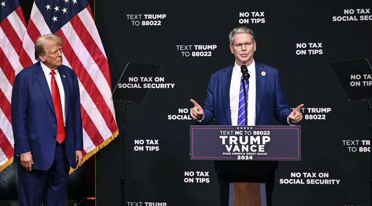 Candidatul republican la președinție, fostul președinte Donald Trump, stânga, ascultă în timp ce investitorul Scott Bessent vorbește despre economie în Asheville, N.C., miercuri, 14 august 2024.