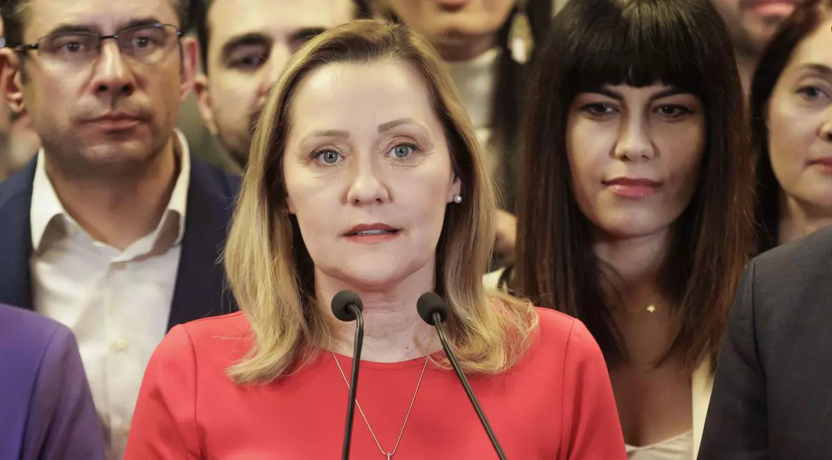 Elena Lasconi, îmbrăcată într-o rochie roșie, la sediul de campanie al USR, cu colegii săi în spate, în noaptea primului tur al alegerilor prezidențiale 2024