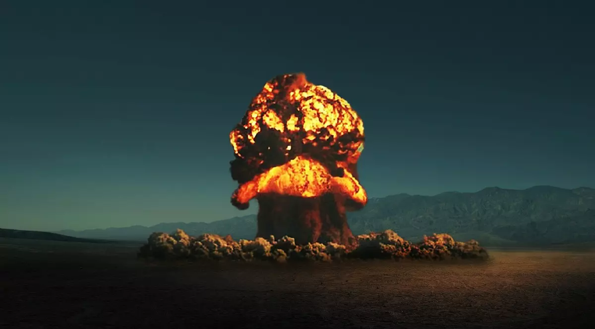 Explozie nucleară în deșert.