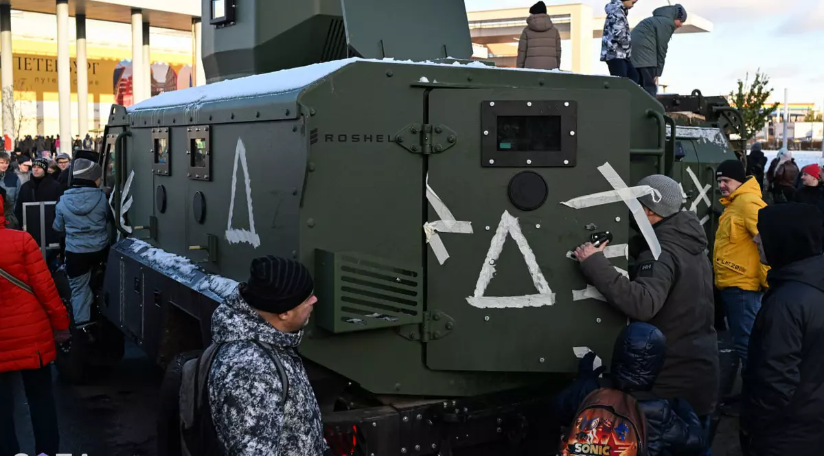 Expoziție de echipamente militare capturate de ruși