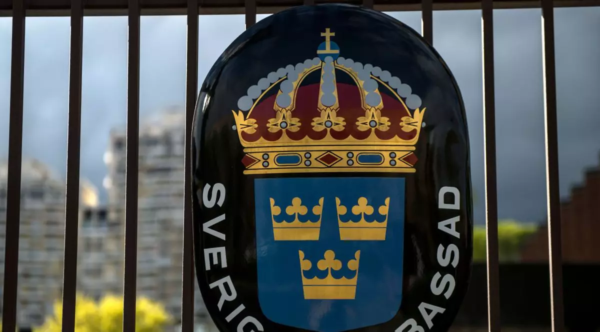 Ambasada Suediei de la Moscova, vandalizată de trei bărbați necunoscuți | VIDEO