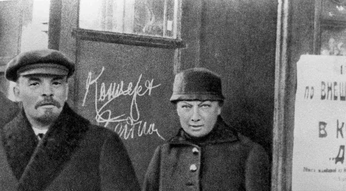 A ars cabana lui Vladimir Ilici Lenin din Santk Petersburg. „Focul mocnea în colibă”