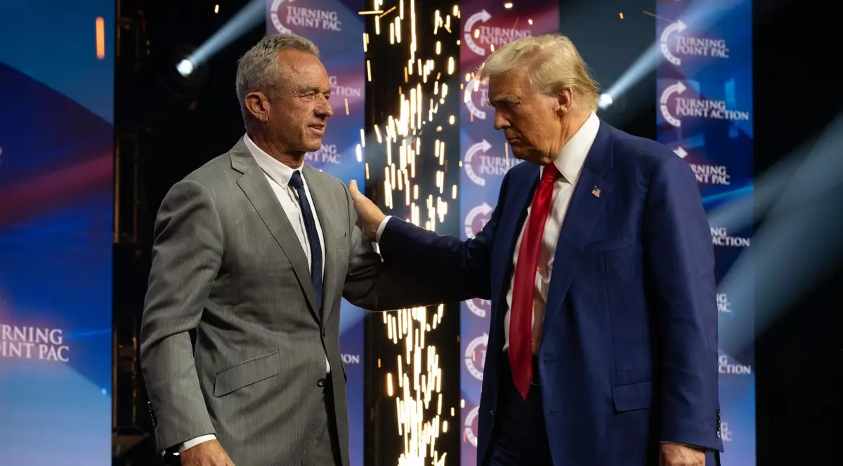 Robert F. Kennedy Jr. (stânga) și Donald Trump (dreapta) pe scenă