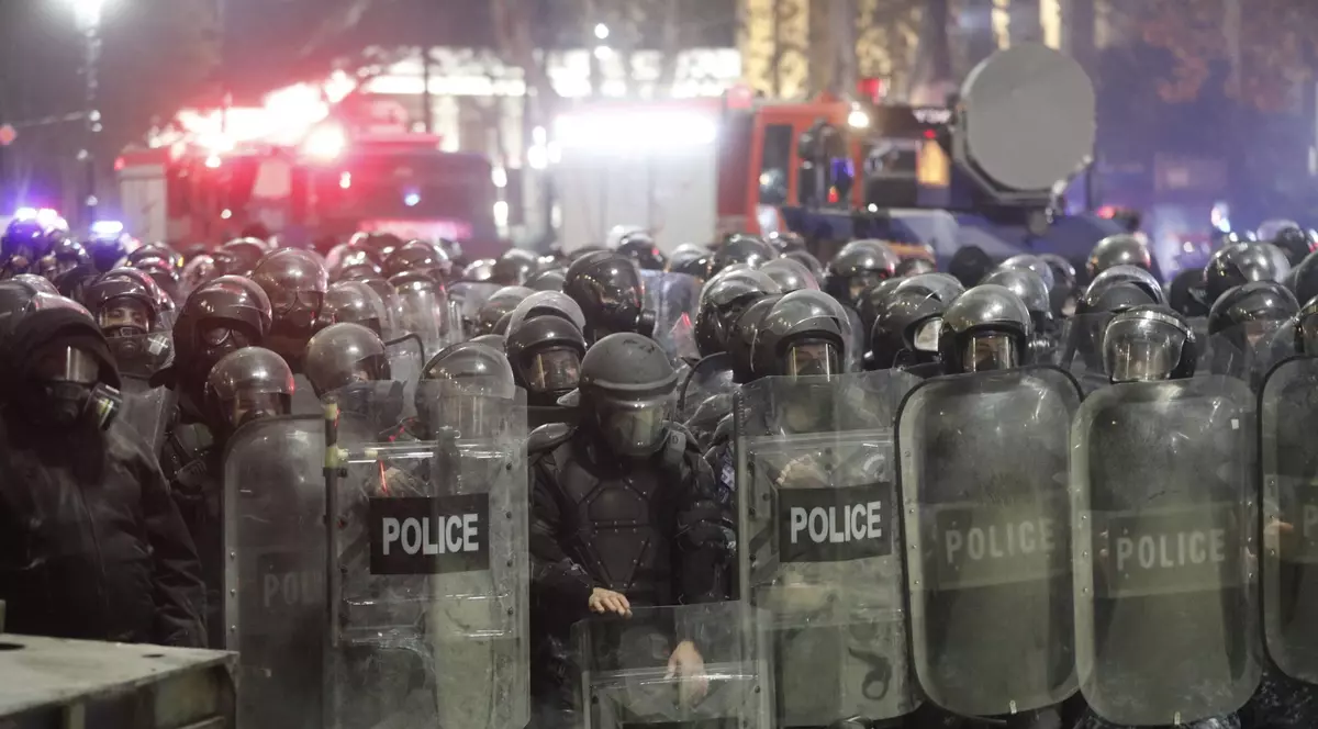 Georgia, pe un butoi cu pulbere: a treia noapte de proteste. Președinta țării nu recunoaște guvernul, în timp ce SUA suspendă parteneriatul strategic