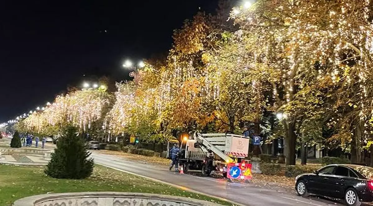 Se montează luminițe de Crăciun, în zona Piața Unirii, București