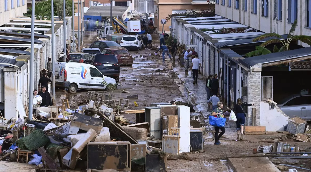 Mașini împrăștiate pe marginea unui drum principal după inundațiile din Valencia, Spania, vineri, 1 noiembrie 2024.