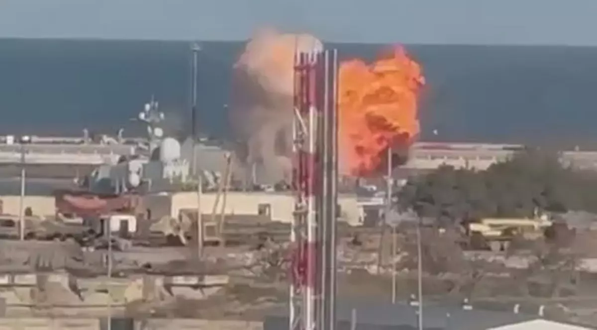 Imagine surprinsă atunci când o navă rusă a fost lovită în Marea Caspică. Fotografie realizată de localnici via Militarny