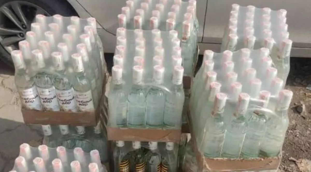 baxuri d sticle de vodka așezate pe jos