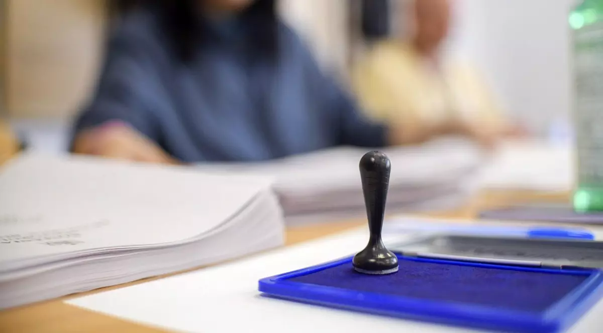 Stampila de vot asezata pe o tusiera in timpul alegerilor